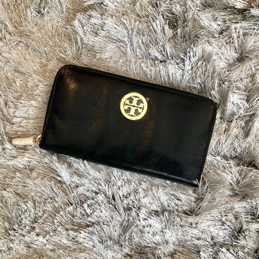 Tory Burch Robinson Zip Continental Wallet (Black)